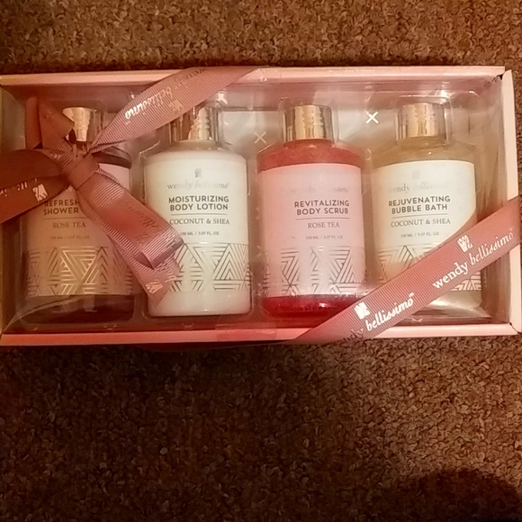 Wendy Bellissimo Other - Wendy Bellissimo bath wash set
